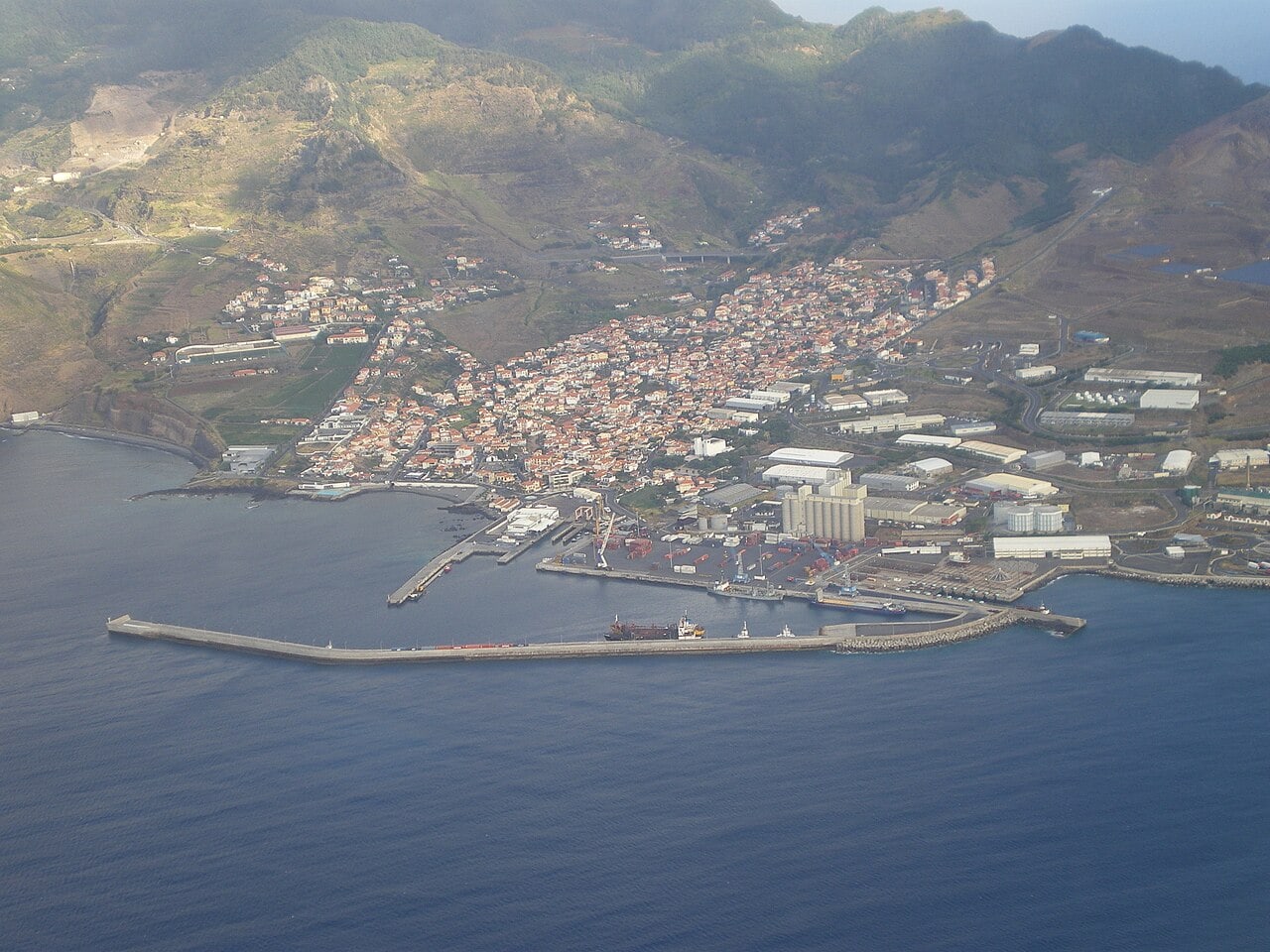 O porto e a vila do Caniçal vistos de cima, com a frente marítima para explorar a pé abaixo das colinas.