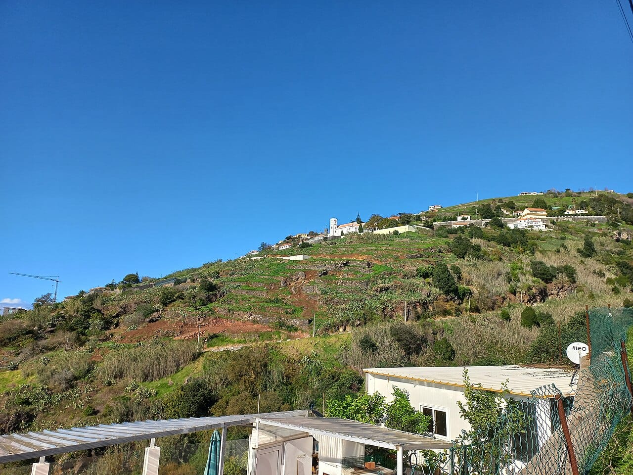 Maisons et cultures sur les pentes de Fajã da Ovelha montrent le relief d’une visite du village.