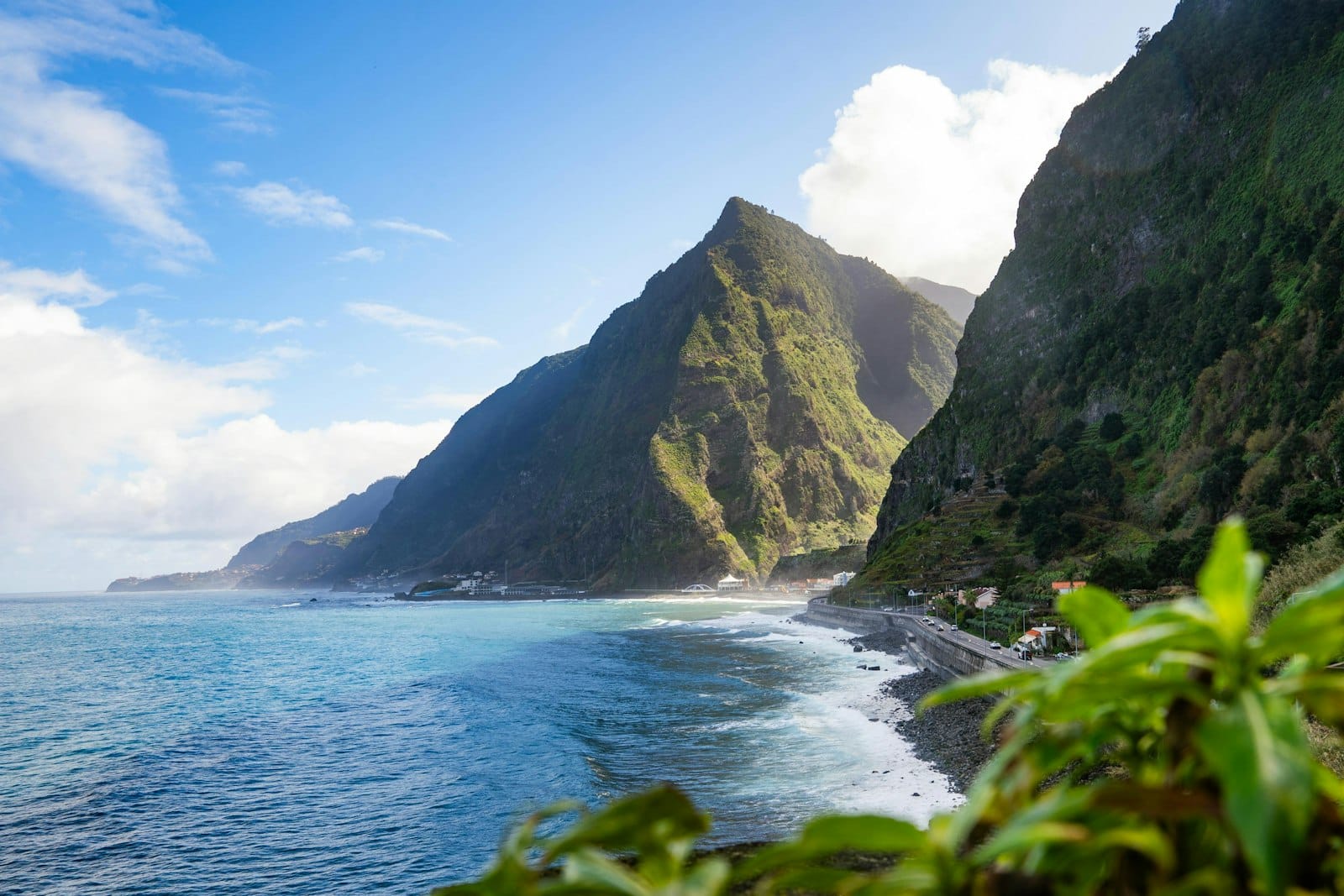 O vale verde e a vila da costa norte de São Vicente, Madeira
